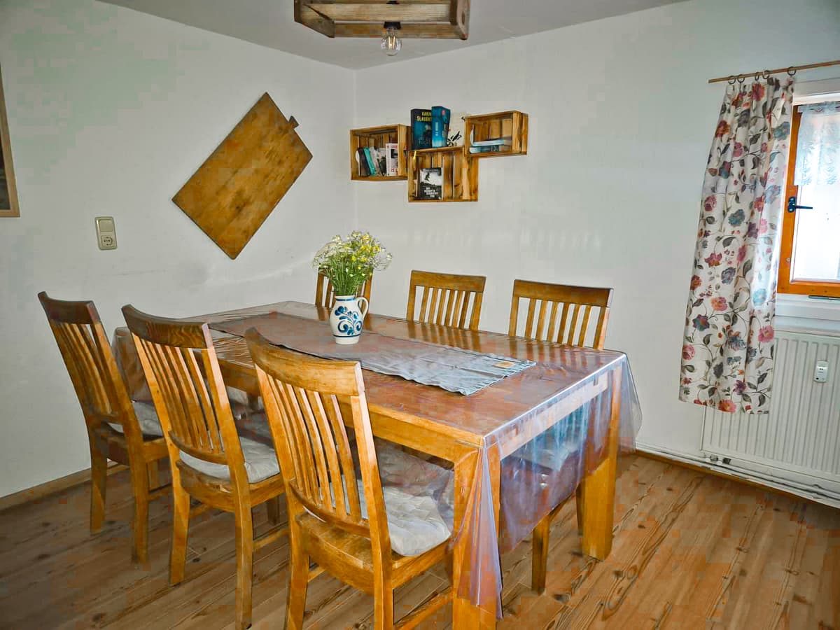 Esszimmer der großen Ferienwohnung mit großem Holztisch