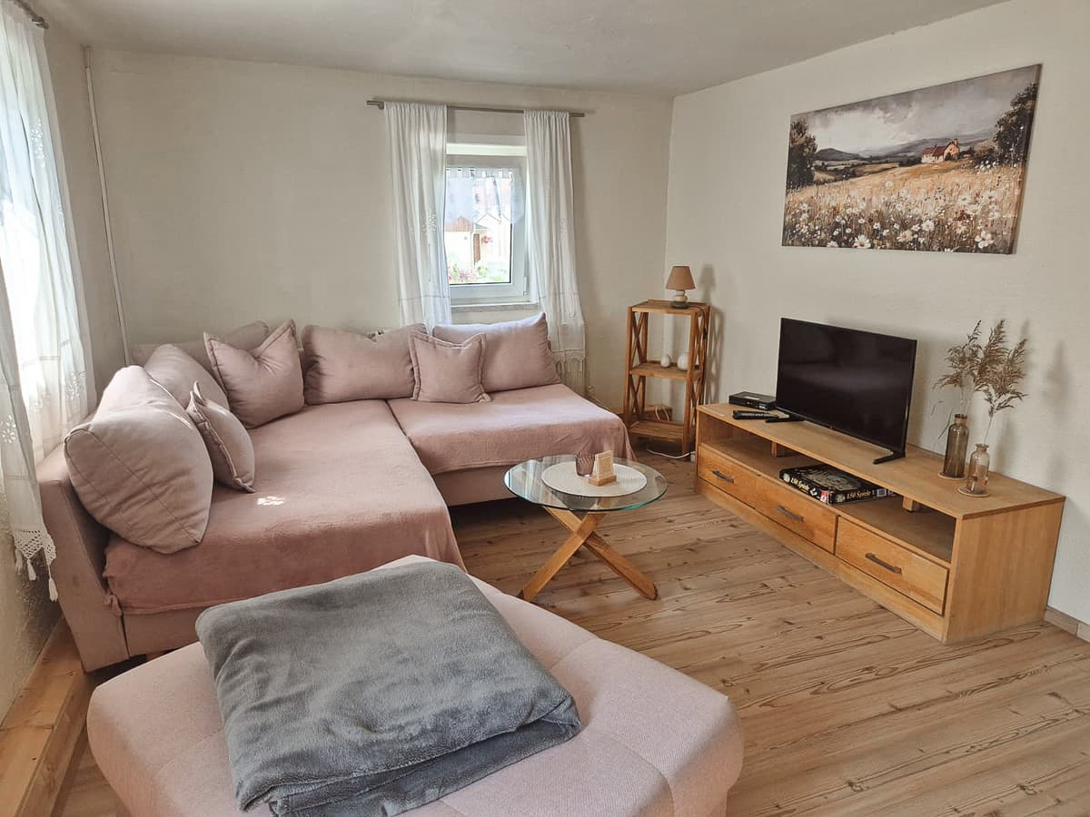 Helles Wohnzimmer der kleinen Ferienwohnung