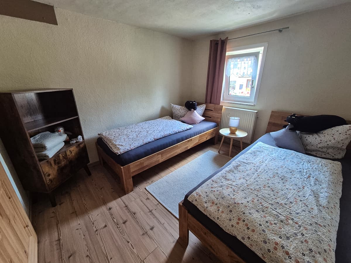 Zweites Schlafzimmer der kleinen Ferienwohnung mit zwei Einzelbetten