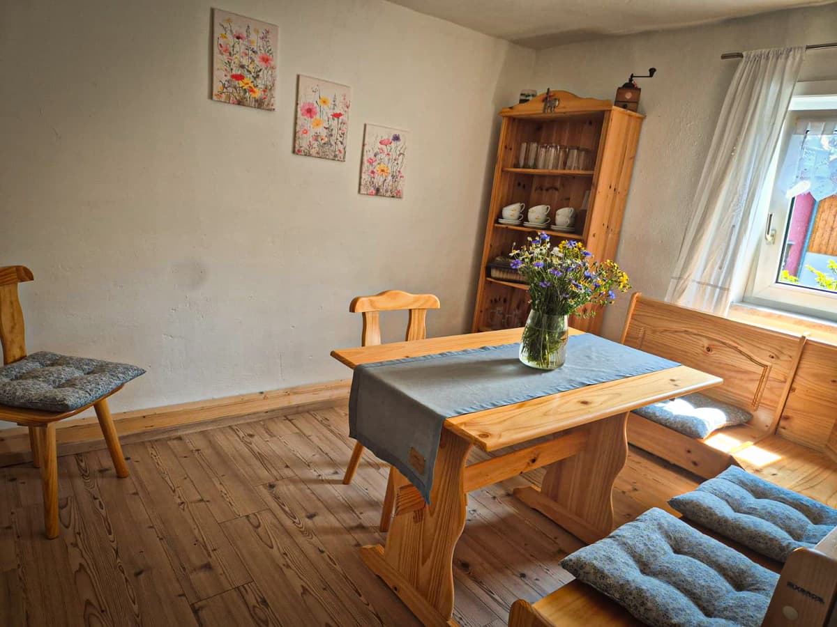 Gemütlicher Essplatz der kleinen Ferienwohnung am Fenster